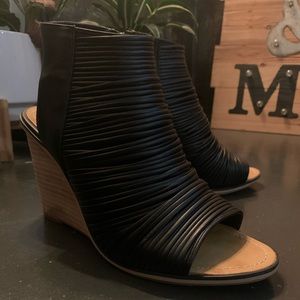 HINGE Black Wedges, Size 9